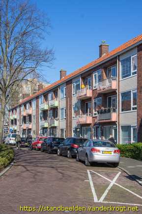 Amstelveen -  Gevelstenen mensen, vogels en vissen