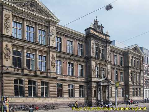 Amsterdam -  Portretmedaillons Barlaeusgymnasium
