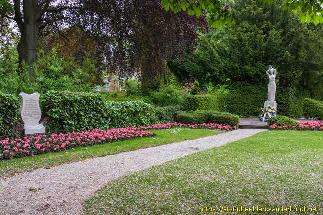 Bloemendaal -  Bevrijdingsmonument en Gedenkplaat 1945