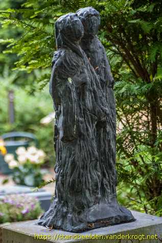 Bloemendaal -  Grafsculptuur Mari Andriessen