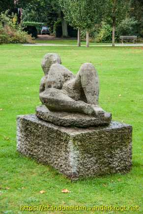 Aerdenhout -  Liggend vrouwenfiguur