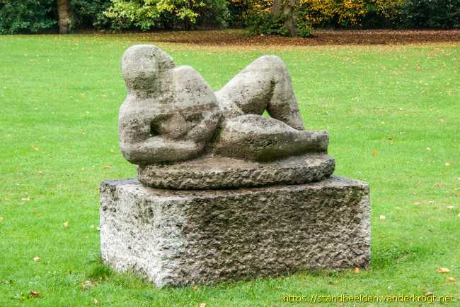 Aerdenhout -  Liggend vrouwenfiguur