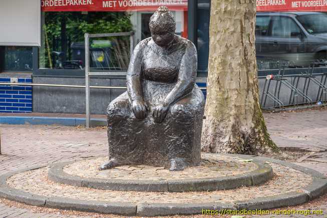 Bloemendaal -  Zittende vrouw