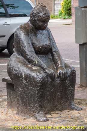 Bloemendaal -  Zittende vrouw