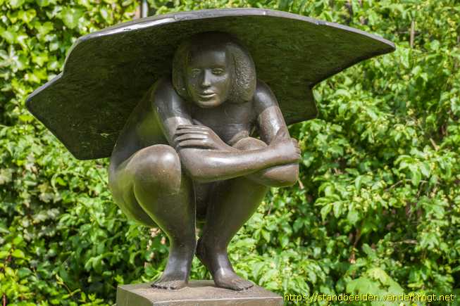 Bloemendaal - Hurkende vrouw onder paraplu
