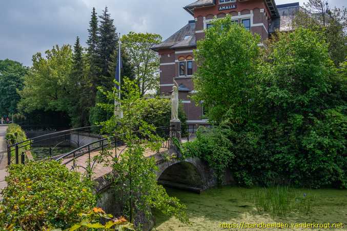 Bussum -  Fakkeldraagsters Héro en Eleusine