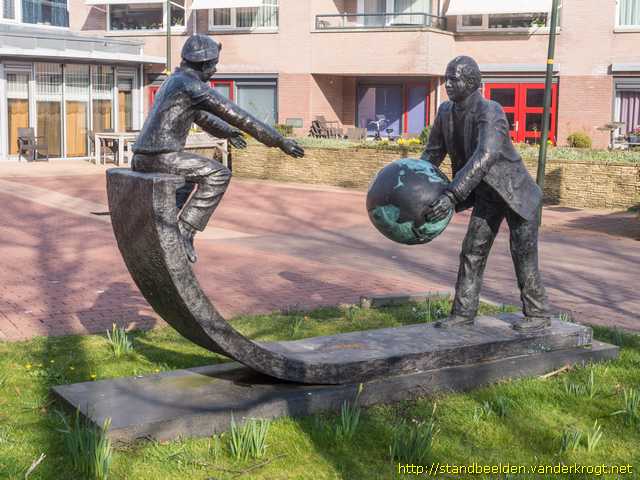 Limmen -  Man met wereldbol en kind