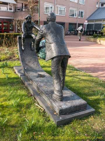 Limmen -  Man met wereldbol en kind