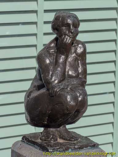 Castricum -  Hurkende vrouw