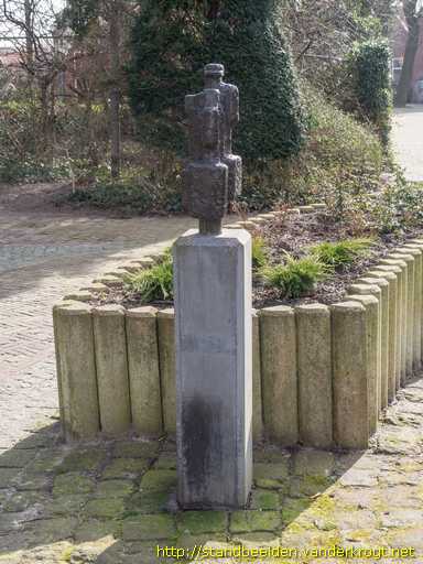 Castricum -  Twee figuren met koffers