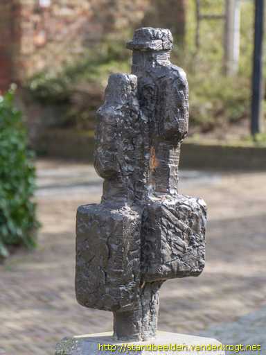 Castricum - Twee figuren met koffers