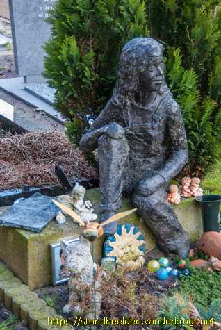 De Rijp -  Zittend meisje