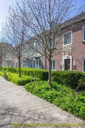 Haarlem -  Gevelreliëfs mensen