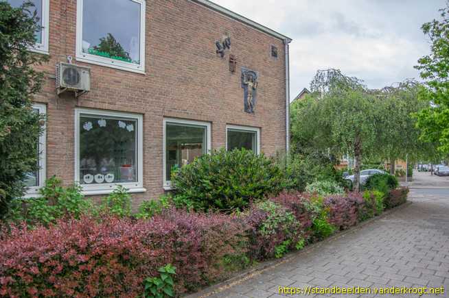 Haarlem -  Reliëf Touwspringend meisje