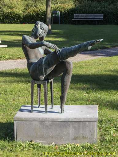 Heemstede -  Zittende vrouw