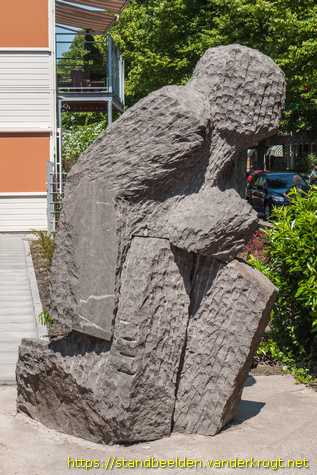 Hoorn -  Knielende figuur