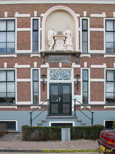 Huizen -  Weesjongen en meisje met bijbel