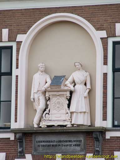 Huizen -  Weesjongen en meisje met bijbel