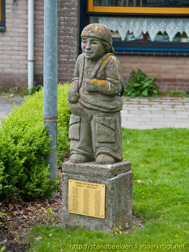 Wognum -  Jongen met schooltas