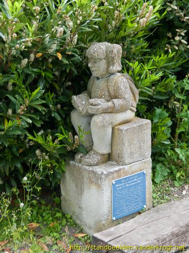 Wognum -  Lezend meisje