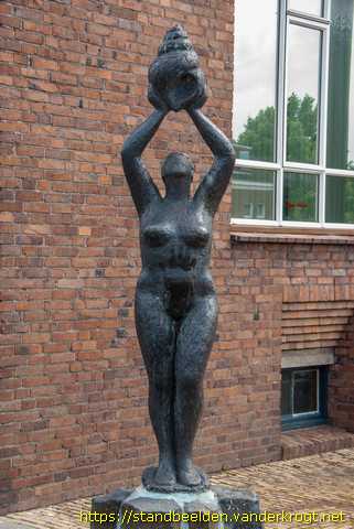 Wieringerwerf - Vrouw met schelp