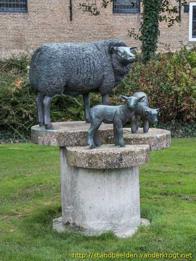 Oosterend -  Schaap met twee lammeren