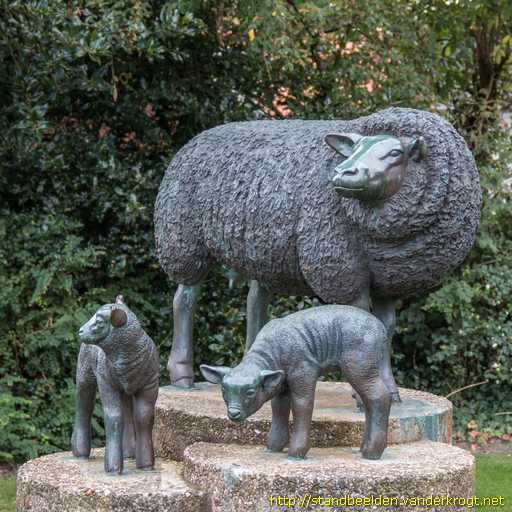Oosterend -  Schaap met twee lammeren