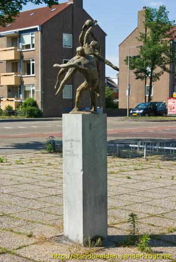 IJmuiden -  Drie sportlieden met bal