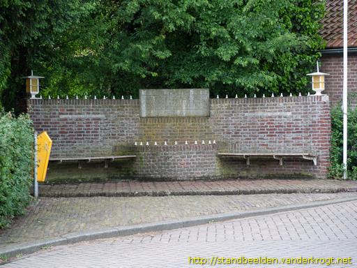 Santpoort-Zuid -  Monument W.O. II (gedenkbank)