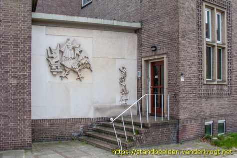 Enschede -  Rode haan bij oplaaiende vlammen