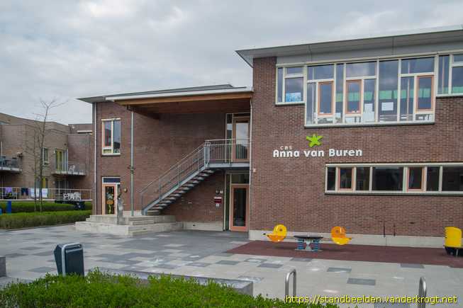 Enschede -  Wijze uil-jongen