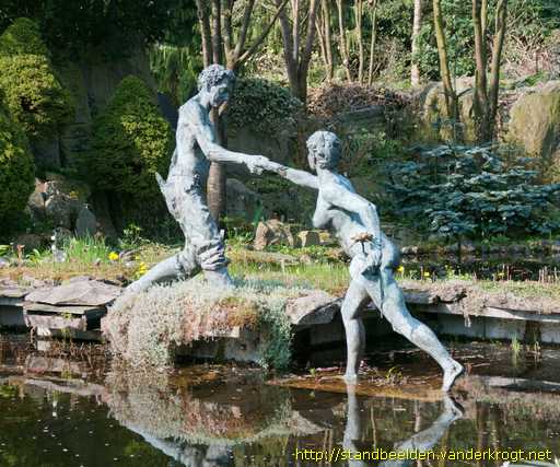 Loozen -  Man helpt vrouw uit water