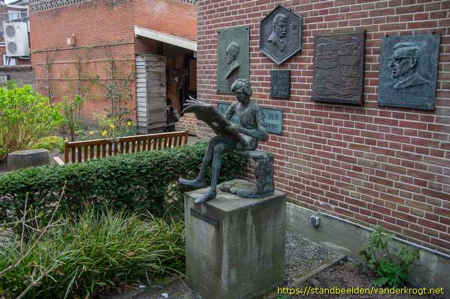 Hengelo -  Krantenlezer