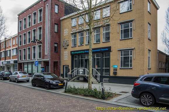Hengelo -  Bankmedewerker en klant bij kluis