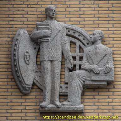 Hengelo -  Bankmedewerker en klant bij kluis