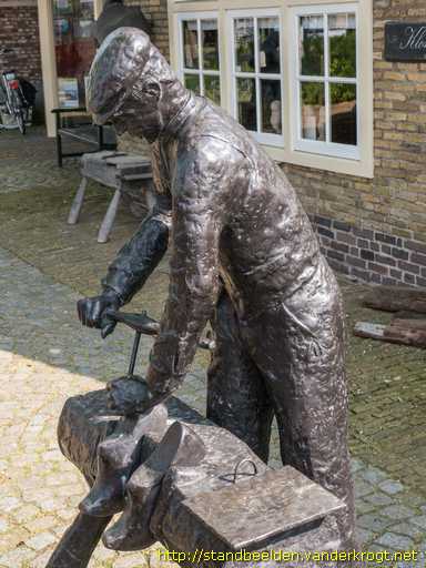 Enter -  Klompenmaker achter zijn werkbank