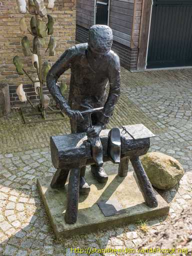 Enter -  Klompenmaker achter zijn werkbank