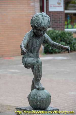 Wierden - Kleuter met bal