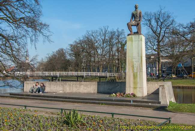 Zwolle -  Knielende man