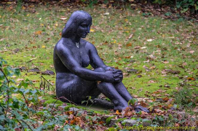 Groenekan - Zittende jonge vrouw