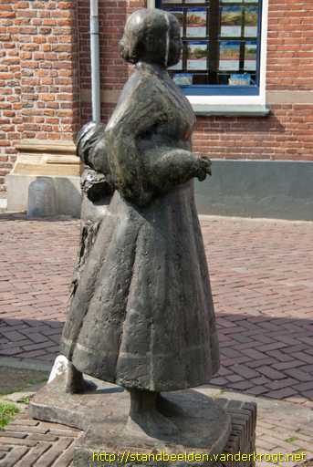 IJsselstein -  Vrouw met kind en kip