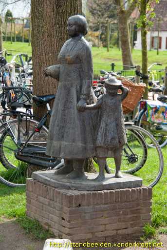 IJsselstein - Vrouw met kind en kip