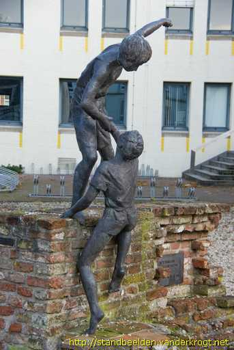 Montfoort -  De Handreiking (Vredesmonument)