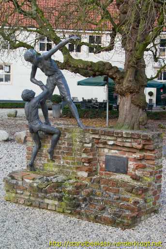 Montfoort -  De Handreiking (Vredesmonument)