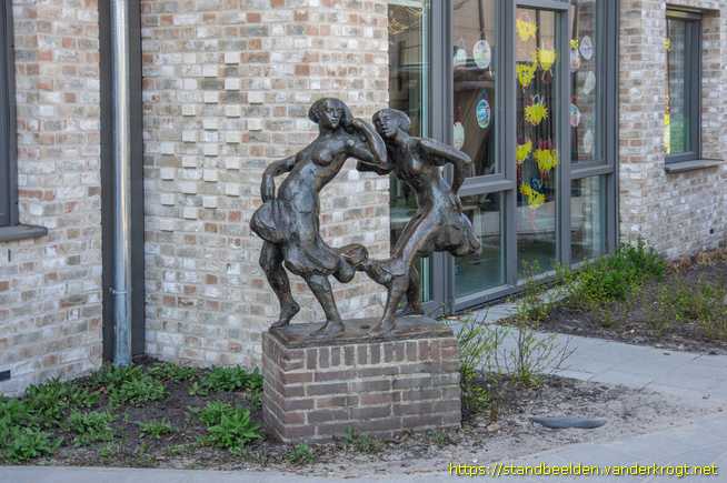 Montfoort -  Twee dansende meisjes