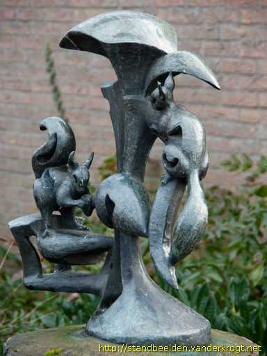 Oudewater -  Twee eekhoorns in boom
