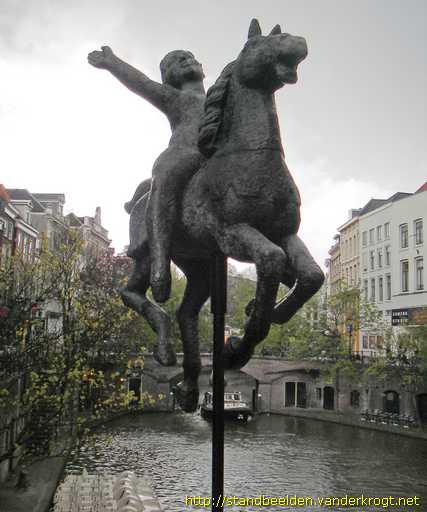 Utrecht -  Meisje op draaimolenpaard