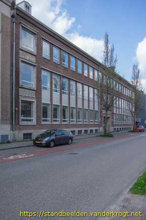 Utrecht -  Arbeiders en tegeltableaus de Arbeid, het Sparen, het Verzekeringswezen en de Gezondheidszorg
