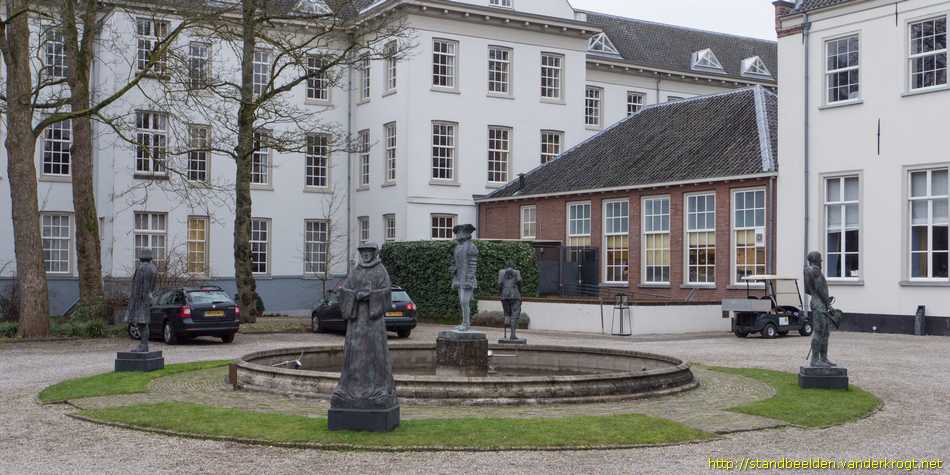 Utrecht -  Fontein met historische beelden