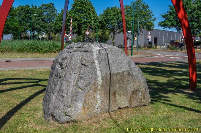 Veenendaal -  Figuurtje op steen onder koepel